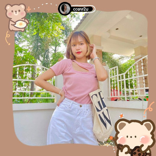 cc🐻เสื้อคอติดแขนสั้น แต่งเว้าที่หน้าอก  ผ้าไหมพรมร่อง