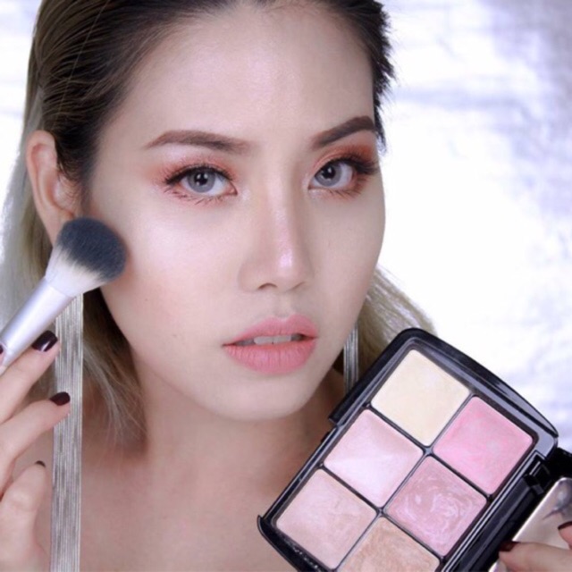 EITY EIGHT ILLUMINATING PALETTE ความเลอค่าที่น่าจดจำ" พาเลทเผยงานผิวโกลว์ รวมทั้งไฮไลต์ บรอนเซอร์ แล