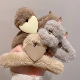 Love and Winter Clip กิ๊บหนีบผมทรงไขว้ ขนนุ่มๆฟูๆ ติดหัวใจตรงกลาง หนีบผมได้แน่น เก็บผมได้เยอะ กิ๊บติดผม กิ๊บหนีบผม