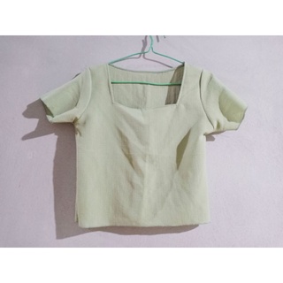 เสื้อครอปสั้นสีเขียวเอิร์นโทน มือสอง