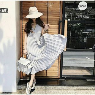 👑dress V Peet👑
# 52
เดรสวีอัดพลีท เนื้อผ้านุ่มลื่นสวย ทรงสวยทิ้ง ใส่สวยแบบเซเลป งานสวยใส่แล้วดูหรูดูแพง