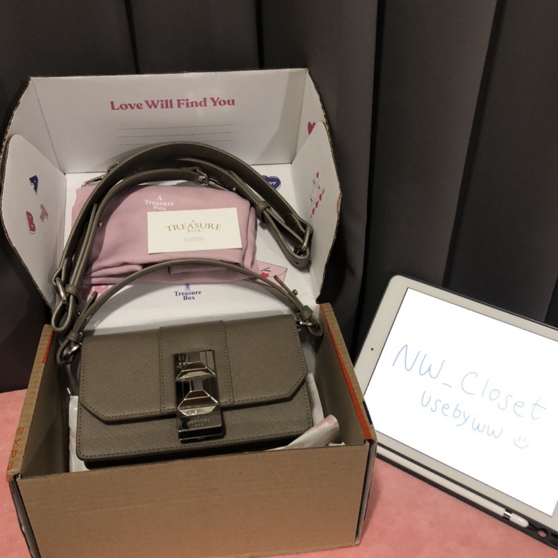 atreasurebox layer taupe