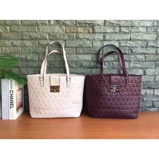 Guess Women’s Shopper Bag  กระเป๋าถือทรงช้อปปิ้ง ที่มีน้ำหนักเบา วัสดุหนังpu