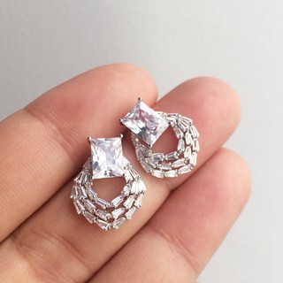 Proud ต่างหูเพชร CZ Diamond ทรงสี่เหลี่ยมผืนผ้า ตกเเต่งเพชรซีกเรียงเเถวด้านล่าง