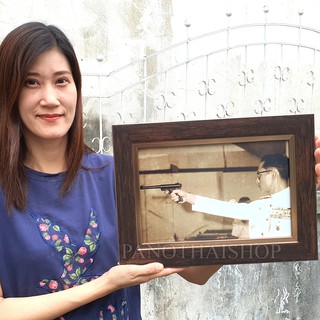 รูปในหลวงรัชกาลที่ 9 ทรงพระแสงปืนสั้น สุดคลาสสิคใส่กระจกตัดแสงแบบดีที่สุด