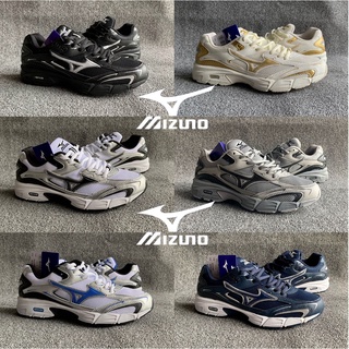 แท้💯% (จัดส่งที่รวดเร็วจัดส่งฟรี) MIZUNO 8KA-03009 (ลิขสิทธิ์แท้) ผู้ชายและผู้หญิง รองเท้ากีฬา รองเท้าลำลอง