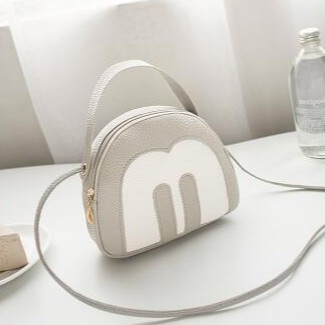 𝙂𝙄𝙉𝘼 กระเป๋าผ้าสะพายข้าง Mini  ！！ คุณภาพเกินราคา  ！！