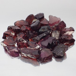 พลอย ก้อน โรโดไลท์ การ์เน็ต โกเมน ดิบ ธรรมชาติ ( Natural Rhodolite Garnet ) หนักรวม 50 กะรัต