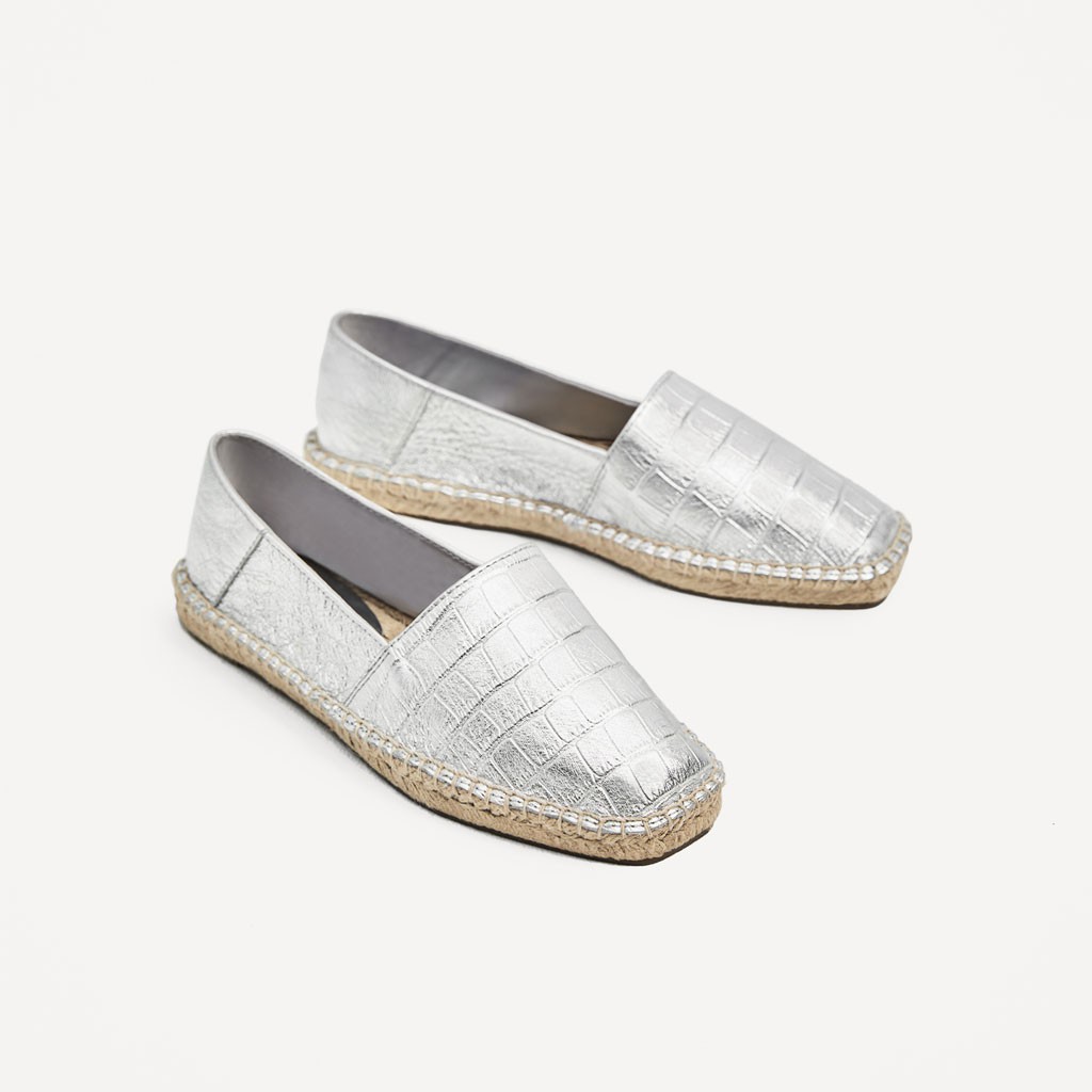 รองเท้า Zara และเสื้อ BSK โดย Nguyen Tran Ngan Hanh