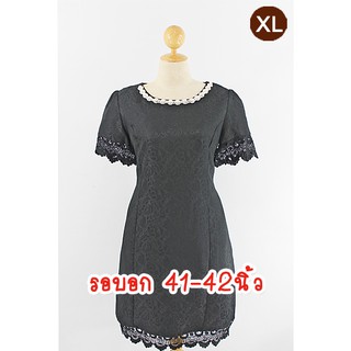 E2058-3-XL-ชุดเดรสสาวอวบ สีดำ ผ้าไหมญี่ปุ่นลายดอกปั๊มนูน ตกแต่งชายลูกไม้ทั้งชายแขนและชายกระโปรง มีแขน คอกลมประดับมุก