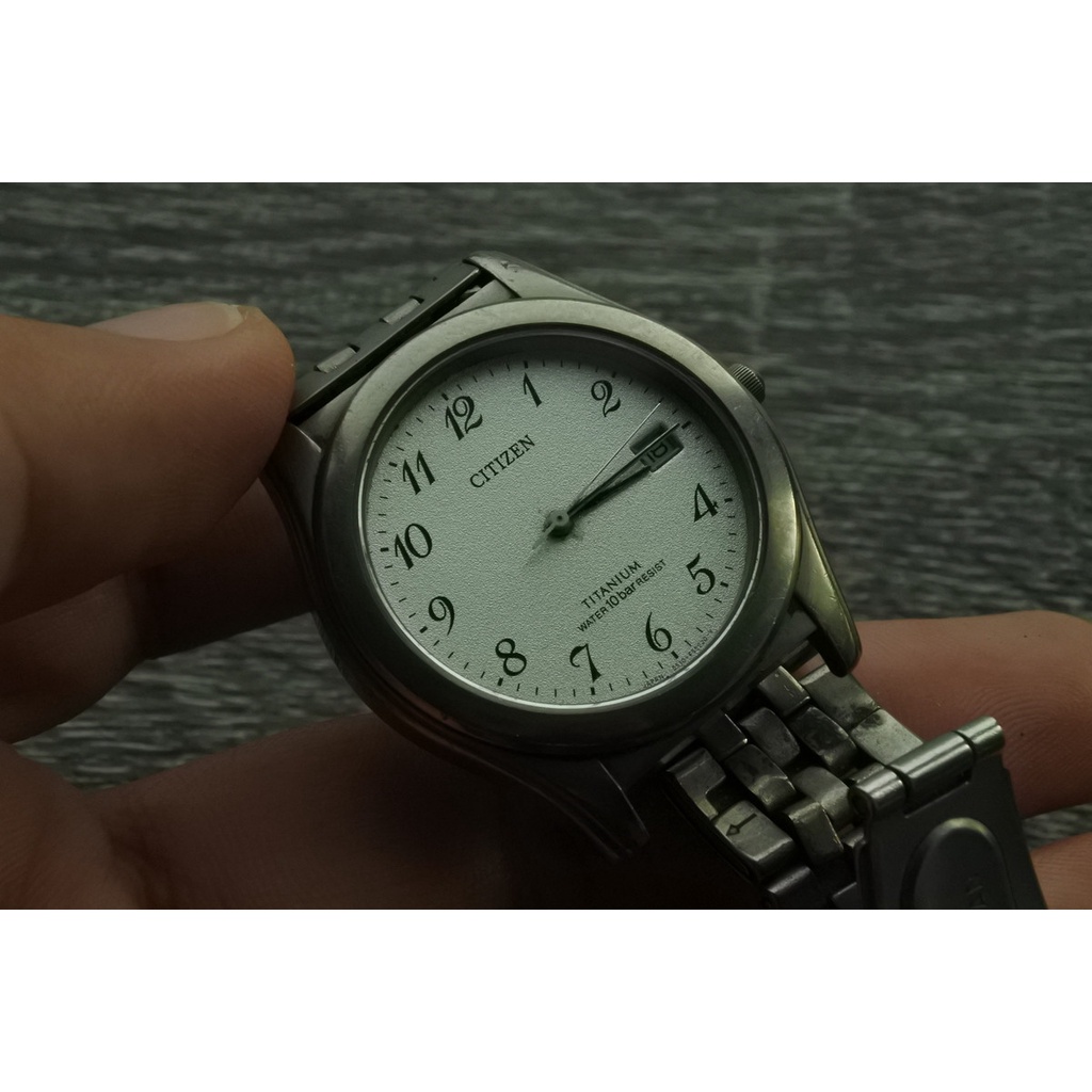 นาฬิกา Vintage มือสองญี่ปุ่น CITIZEN TITANIUM ระบบ Quartz ผู้ชาย ทรงกลม ข้อมือและตัวเรือนไทเทเนียม หน้าเทา หน้าปัด 37mm