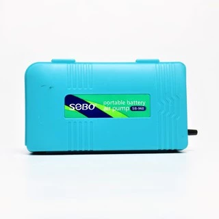 ปั๊มลมใส่ถ่าน SOBO SB-960 (ปั๊มลมใส่ถ่าน ใช้กรณีไฟดับ ขนย้ายปลา พร้อมสายยางและหัวทราย)