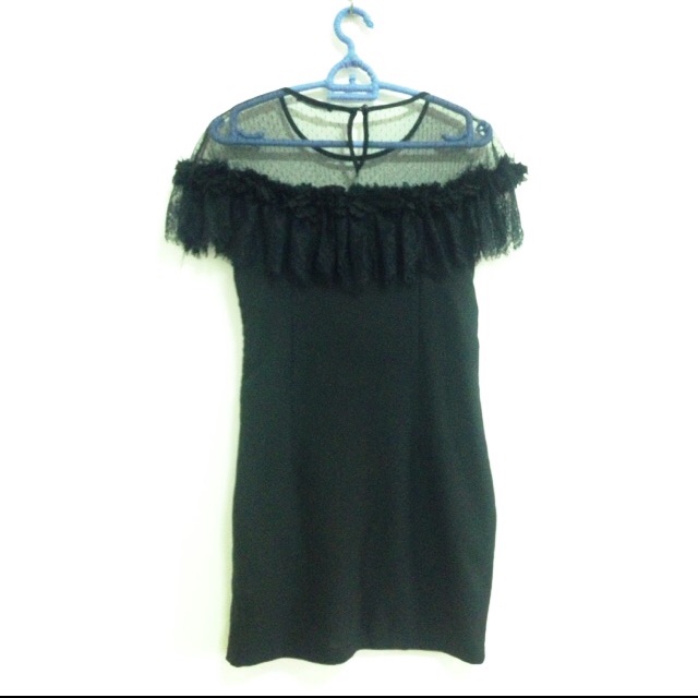 Dress ALEXANDER MQUEEN