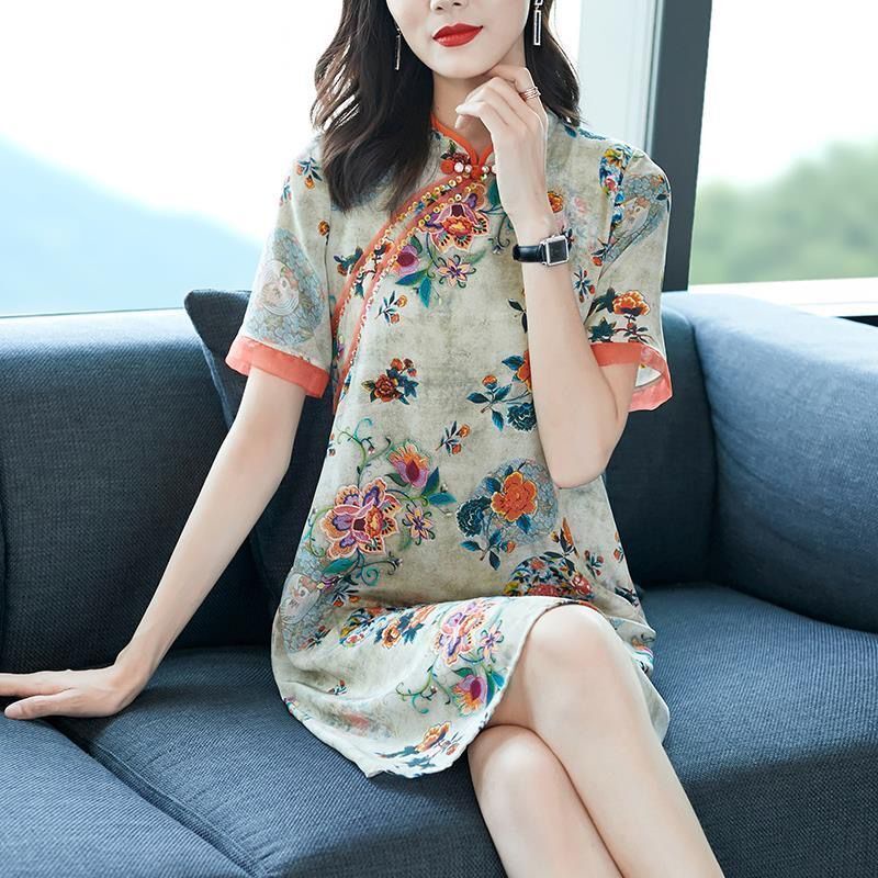 2021สไตล์ดัดแปลงcheongsamอารมณ์เทพธิดาหลวมขนาดใหญ่พิมพ์ชุดผ้าไหมจําลอง2021中国风版气质女神ควน松大码印花真丝连衣裙facai