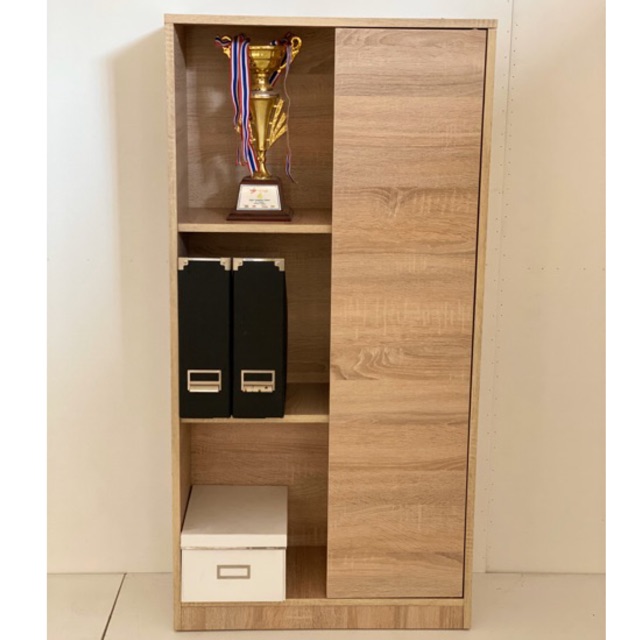 Besta ชั้นวางของ ตู้โชว์ของ 5 ช่อง มีประตู Trophy สีโซลิต (Make to order)