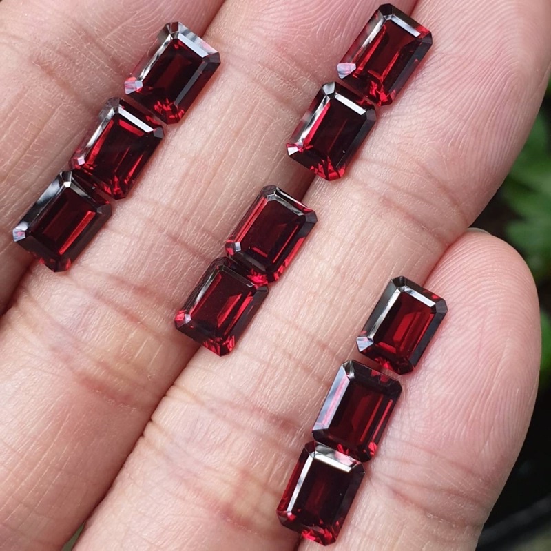 ( 1 ชุด มี 3 เม็ด ) พลอยแท้ โกเมน Garnet ทรงสี่เหลี่ยมผืนผ้าตัดมุม ขนาด 8x6มิล พลอย พลอยดิบ โกเมน โก