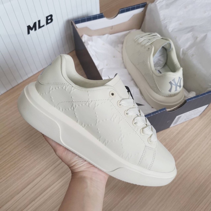 พร้อมส่ง26cm/41 MLB Chunky Classic Mono Embo รองเท้าสีขาวครีม รองเท้าผ้าใบ เบา ใส่สบาย