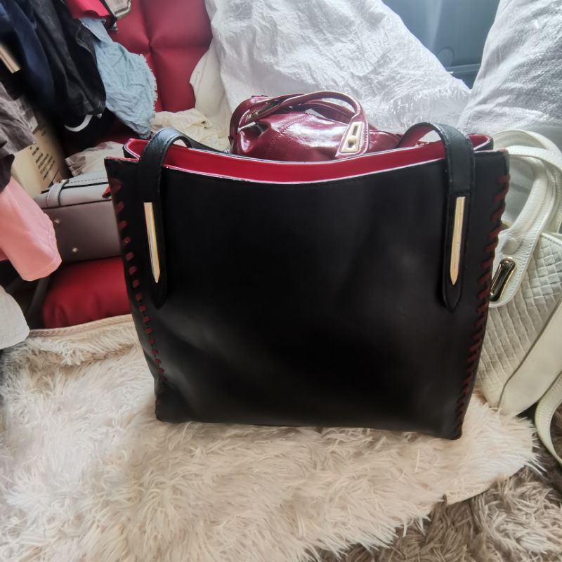 กระเป๋าทรงช้อปปิ้ง HOW.R.U สีดำแดง