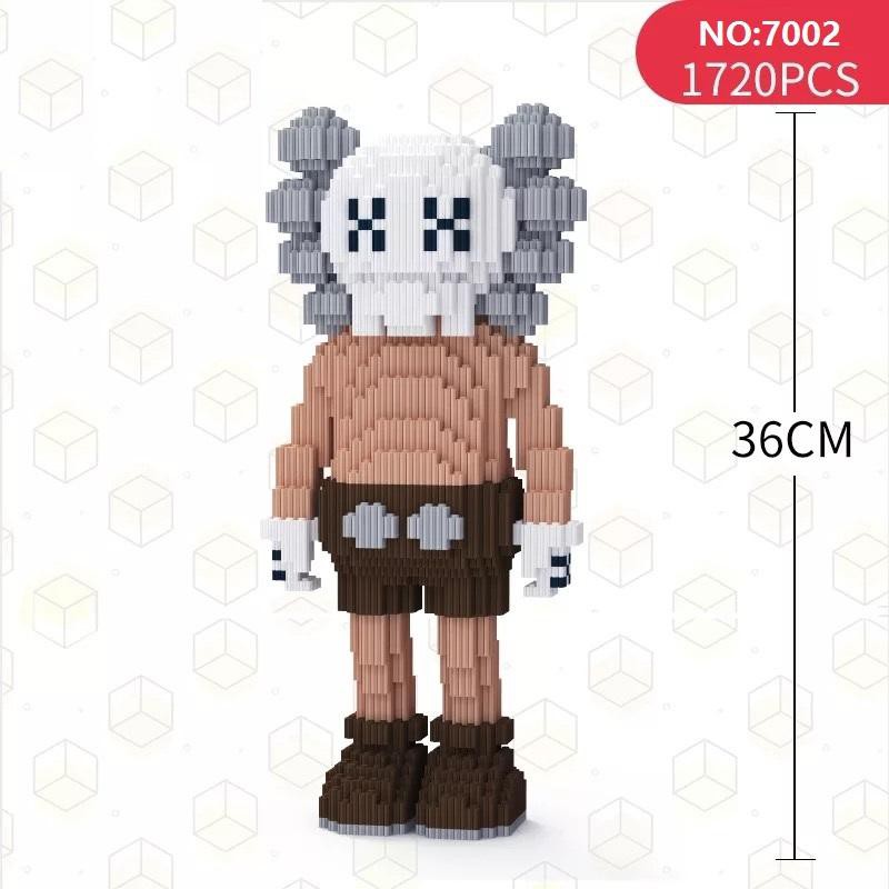 ตัวต่อสะสมที่ต้องมี KAWS ตัวใหญ่เสื้อน้ำตาล MAGIC BLOCK 7002 จำนวนตัวต่อ 1720 ชิ้น