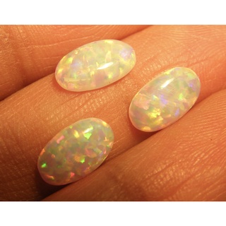 พลอยโอปอล สังเคราะห์!!! WHITE Fire Stripe OPAL OVAL SHAPE หลังเบี้ยรูปรูปไข่ น้ำหนัก1.35 กะรัต 9X7 มม.CABOCHAN