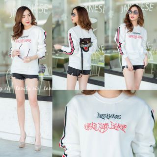 เสื้อวอร์มแขนยาว แต่งแถบสีช่วงแขน ปักลายอักษรเท่ห์
