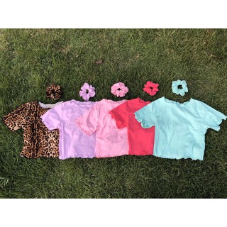 เสื้อครอปคอกลมแขนสั้นมาพร้อมยางมัดผม