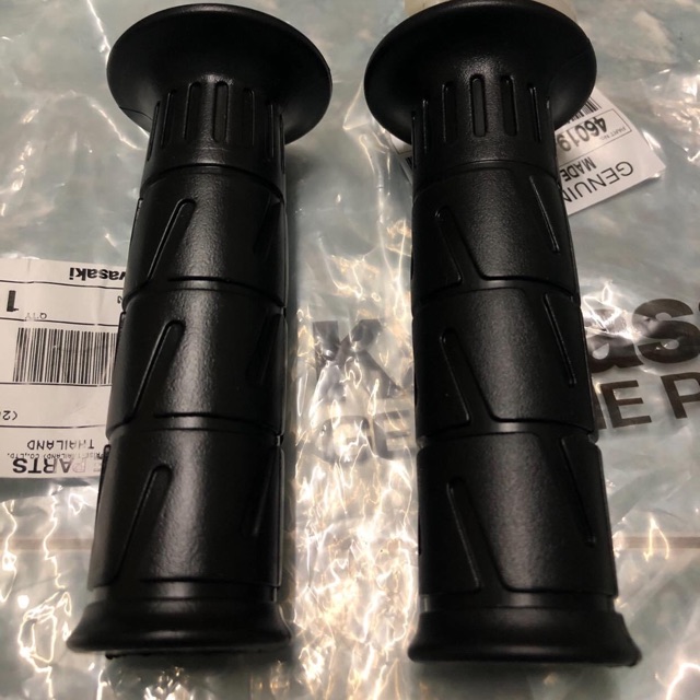 ปลอกแฮนแท้Kawasaki ปลายเปิด คู่ละ 220บาท ตัวปลอกมือสามารถถอดแต่ปลอกไปใส่รถมอเตอร์ไซค์เล็กได้ทุกรุ่น นิ่มจริงตามรีวิวครับ