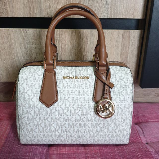 ❌ขายแล้ว❌ กระเป๋าสะพาย ทรงหมอน MK Michael Kors 9" Used like new