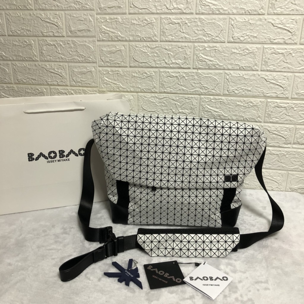 BaoBao Issey Miyake crossbody bag shoulder bag，กระเป๋าสะพาย กระเป๋า Messenger .unisex