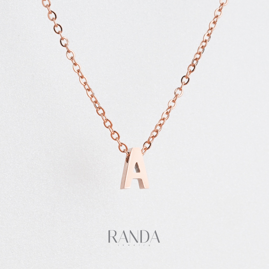 Randa สร้อยคอตัวอักษร สีพิ้งโกล ตัวพิมพ์ใหญ่ A-M สแตนเลส เลือกความยาว DIY มินิมอล ไม่ลอกไม่ดำ ลงทะเล โดนน้ำหอมได้ ราคา ถูกที่สุด ดีลบีเคเค รูปภาพหลัก