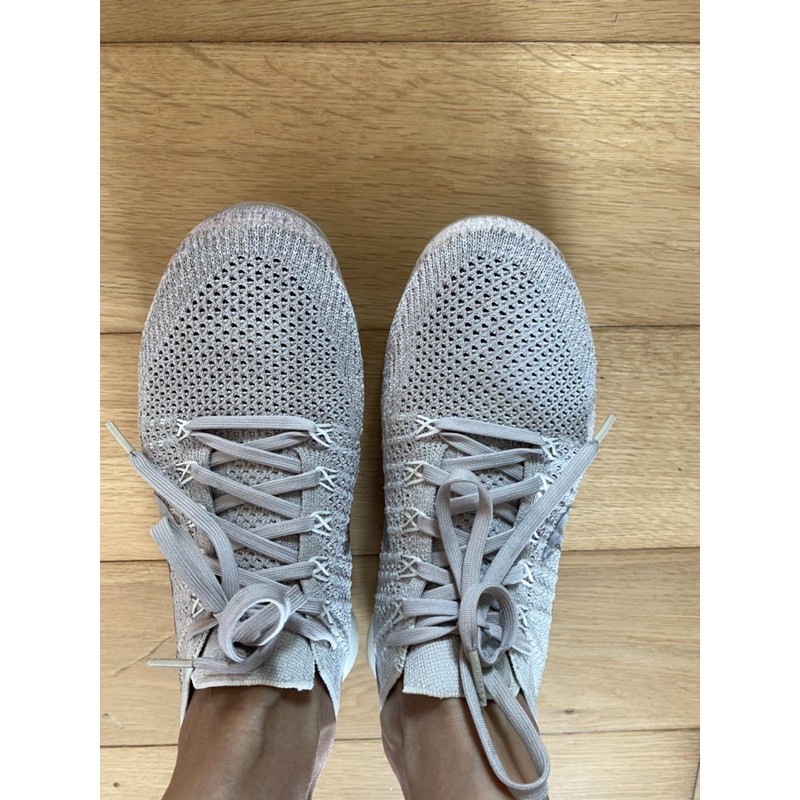 Women Nike Air Vapormax Flyknit 2 สภาพ 95% size us 8 uk 5.5 EUR 39 ใส่สบาย ยืดตามหน้าเท้า ไม่มีกล่อง