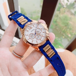 (ผ่อน0%) GUESS นาฬิกาข้อมือผู้หญิง รุ่น W0325L8 ตัวเรือนสแตนเลสสีโรสโกลด์และหน้าปัดสีขาว สายซิลิโคนสีน้ำเงิน