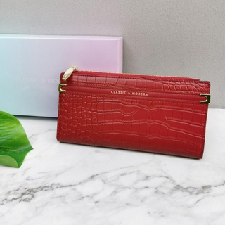 กระเป๋าสตางค์ผู้หญิงแบรนด์แท้ Classic 100%  ใบยาว  พร้อมกล่อง  บางๆ มีช่องซิป และช่องใส่บัตร งานสวย