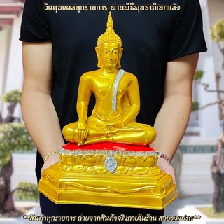 พระพุทธรูป ปางสะดุ้งมาร ประทับนั่งบนดอกบัว ด้านหน้าเป็นธรรมจักร หน้าตัก9นิ้ว องค์ใหญ่มาก งานลงสีน้ำทองประดับกากเพชรงดงาม