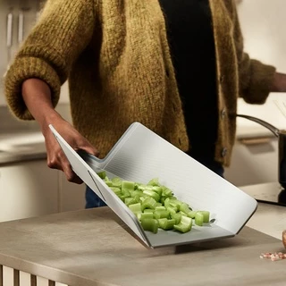 Joseph Joseph เขียงพับได้ รุ่น Chop2Pot Plus ไซซ์กลาง สี Pale Blue N60203