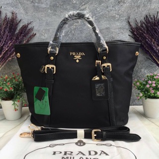 กระเป๋าสะพาย จากแบรนด์ PRADA