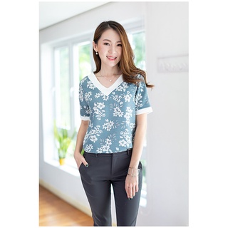 Narinari : MT1605 V-Neckline Flora Blouse – Steel Blue เสื้อทำงาน (ใช้โค้ด NARISP9 ลดทันที 65.- เมื่อช็อปครบ 500.-)