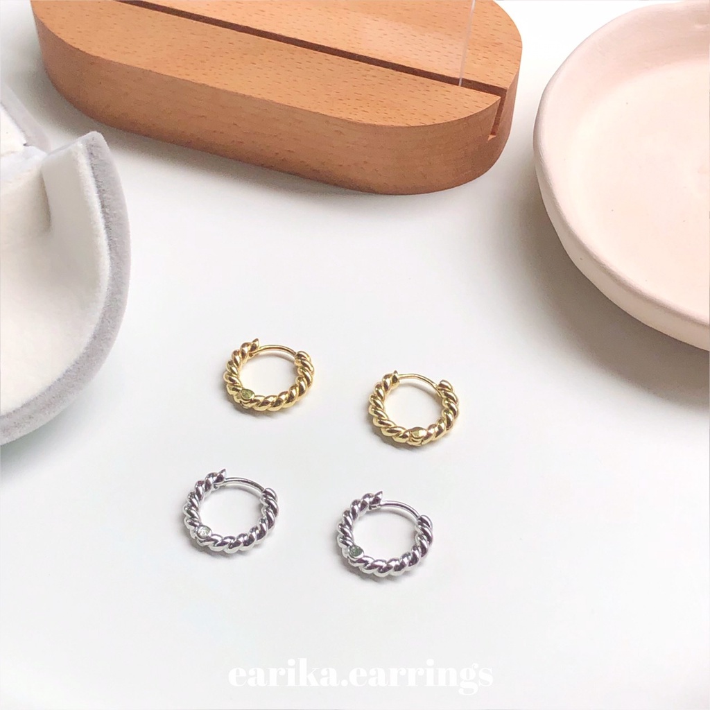 earika.earrings - croissant hoop ต่างหูห่วงเกลียว (มี 2 สี) เหมาะสำหรับคนแพ้ง่าย