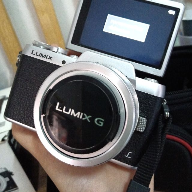 Panasonic Lumix gf7 กล้องมือ2 สภาพดี ✨ ขายเนื่องจากไม่ค่อยได้ใช้งาน กล้องมีwifiในตัว หมุนได้180 องศา  อุปกรณ์ครบค่ะ ✨✨✨