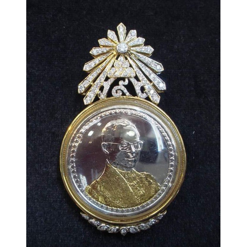 เข็มกลัดเหรียญที่ระลึกรัชกาลที่ 9 ล้อมกรอบด้วยเพชร CZ เรือนเงินชุบทองขาว