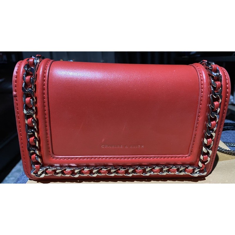 Charles and keith กระเป๋าสายโซ่ อะไหล่เงินสีแดง มีตำหนิที่สายพาดด้านในนะคะ สะพายไปมองไม่เห็นค่ะ นอกน