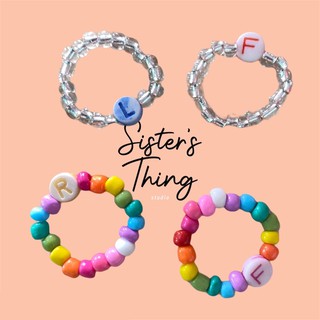 Sister’s Thing Studio 🌈 Beaded alphabet ring แหวนลูกปัด แหวนใส่ชื่อ แหวนตัวอักษร เอ็นยืด