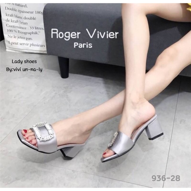รองเท้าส้นตันแบบสวมรุ่นนี้ดีไซน์สวยระดับงานแบรนด์ Roger Vivier 🍭