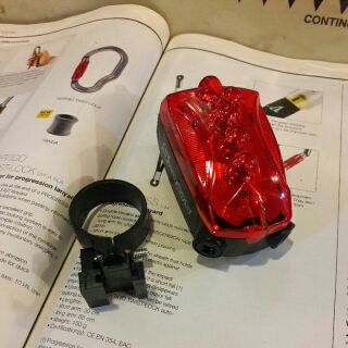 Sports Red light AAAx2 ไฟกระพริบติดท้ายจักรยาน by ครูแว่น frogmangear