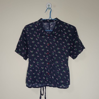 เสื้อแฟชั่นสไตล์วินเทจ มือสองแขนสั้น มีเชือกผูกด้านหลัง ไซส์ M อก 32-34 ความยาว 20 นิ้ว