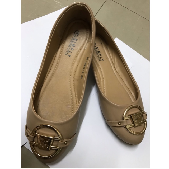 Simply by tawin ไซส์ 36 ซื้อมา 500 ขายต่อถูกๆ รองเท้ามือสองสภาพดี พื้นไม่สึกเลย