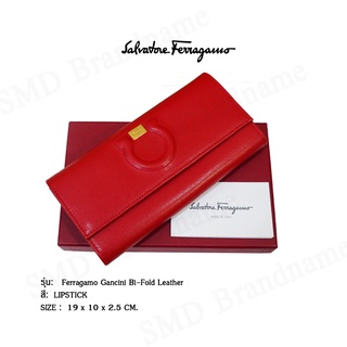 Salvatore Ferragamo กระเป๋าสตางค์ใบยาวแบบแต็ป รุ่น Ferragamo Gancini Bi-Fold Leather Code: 0684422