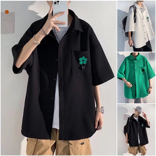 🌟COD🌟เสื้อเชิ้ตเกาหลี เสื้อคอปกพับ ลายดอกเดซี่ เสื้อเชิ้ตแขนสั้นทรงหลวม ทรงเกาหลี เสื้อคลุมแฟชั่นสำหรับผู้ชาย M-2XL