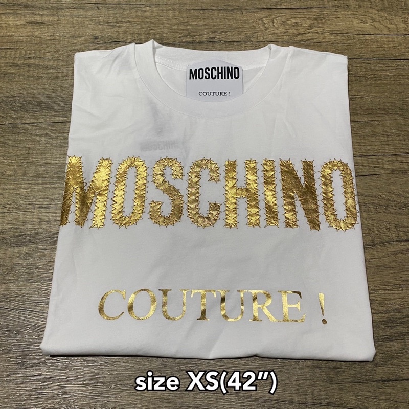 Moschino oversize t-shirt size XS gold logo couture milano เสื้อยืด เสื้อ tee สีขาว มอสชิโน่ ของแท้ ส่งพัสดุฟรีทั้งร้าน
