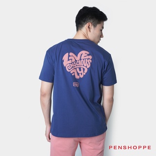 แฟชั่นยูนิเซ็กซ์ ❁๑◇Penshoppe เสื้อยืดพิมพ์ลาย The Conscious Generation สำหรับผู้ชาย (สีน้ำเงินกรมท่า)